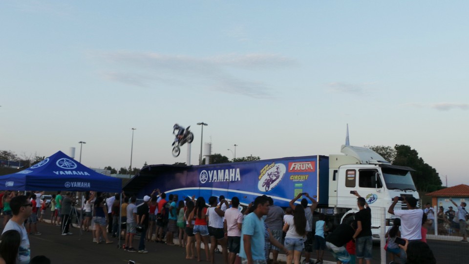 Muita adrenalina e emoção marca apresentação da equipe de Jorge Negretti em Três Lagoas Muita adrenalina e emoção marca apresentação da equipe de Jorge Negretti em Três Lagoas