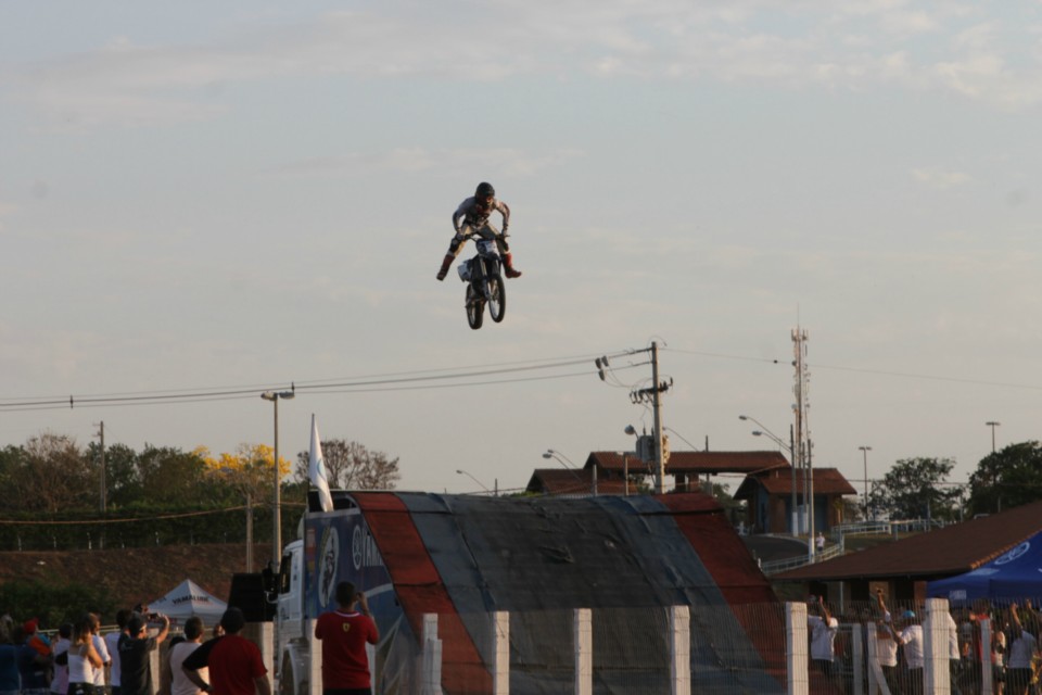 Muita adrenalina e emoção marca apresentação da equipe de Jorge Negretti em Três Lagoas Muita adrenalina e emoção marca apresentação da equipe de Jorge Negretti em Três Lagoas
