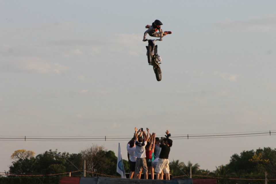 Muita adrenalina e emoção marca apresentação da equipe de Jorge Negretti em Três Lagoas Muita adrenalina e emoção marca apresentação da equipe de Jorge Negretti em Três Lagoas