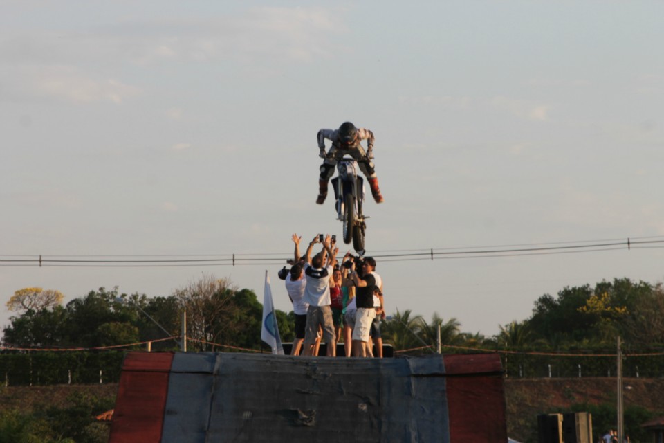 Muita adrenalina e emoção marca apresentação da equipe de Jorge Negretti em Três Lagoas Muita adrenalina e emoção marca apresentação da equipe de Jorge Negretti em Três Lagoas