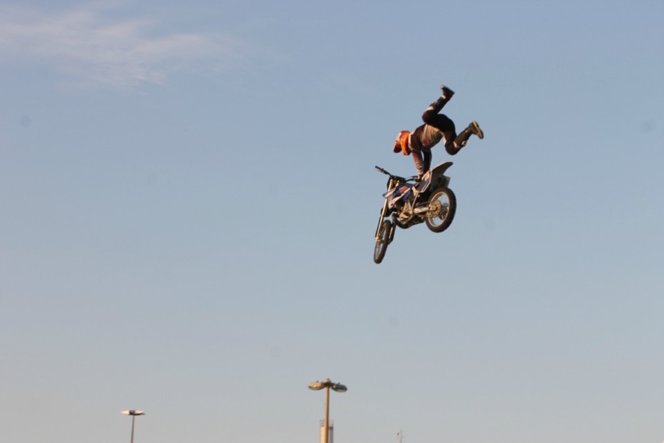 Muita adrenalina e emoção marca apresentação da equipe de Jorge Negretti em Três Lagoas Muita adrenalina e emoção marca apresentação da equipe de Jorge Negretti em Três Lagoas
