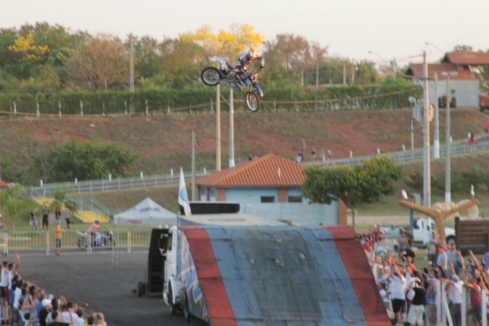 Muita adrenalina e emoção marca apresentação da equipe de Jorge Negretti em Três Lagoas Muita adrenalina e emoção marca apresentação da equipe de Jorge Negretti em Três Lagoas