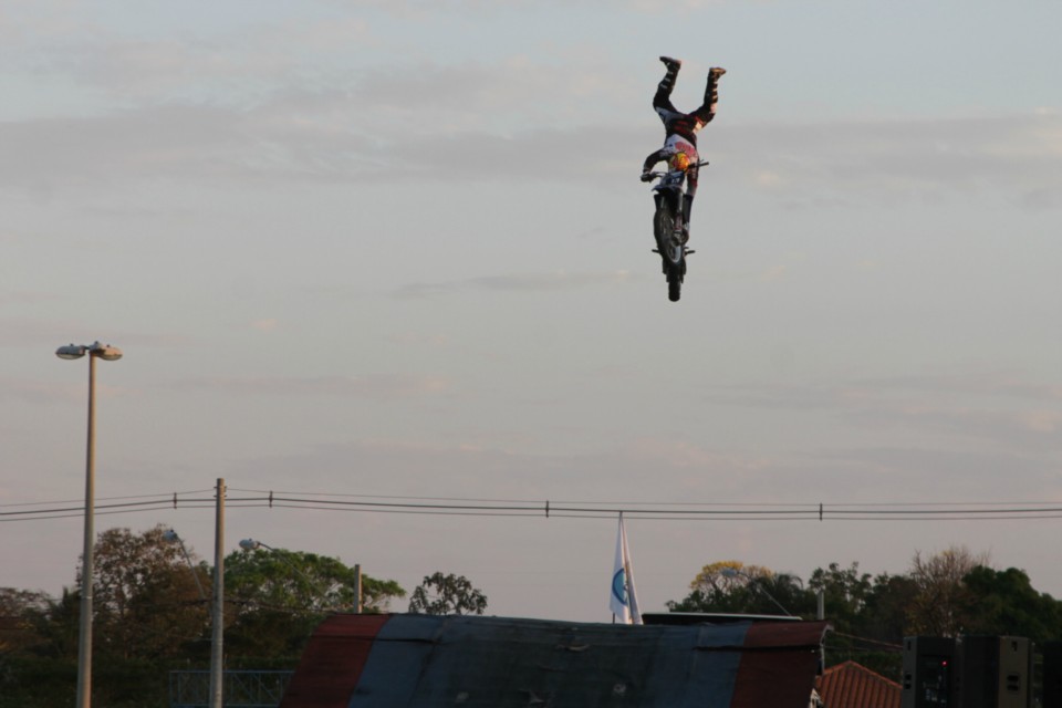 Muita adrenalina e emoção marca apresentação da equipe de Jorge Negretti em Três Lagoas Muita adrenalina e emoção marca apresentação da equipe de Jorge Negretti em Três Lagoas