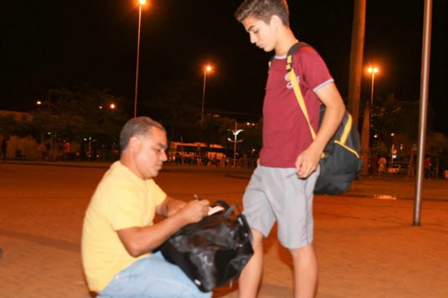 Garotos embarcam em busca da realização de seus sonhos no futebol