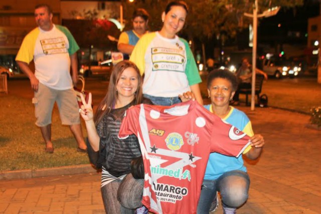 Garotos embarcam em busca da realização de seus sonhos no futebol