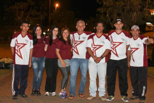 Garotos embarcam em busca da realização de seus sonhos no futebol