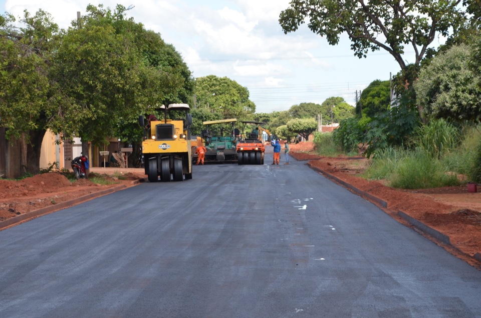 Ruas do Bairro Vila Alegre começam a receber asfalto após conclusão de obra de drenagem