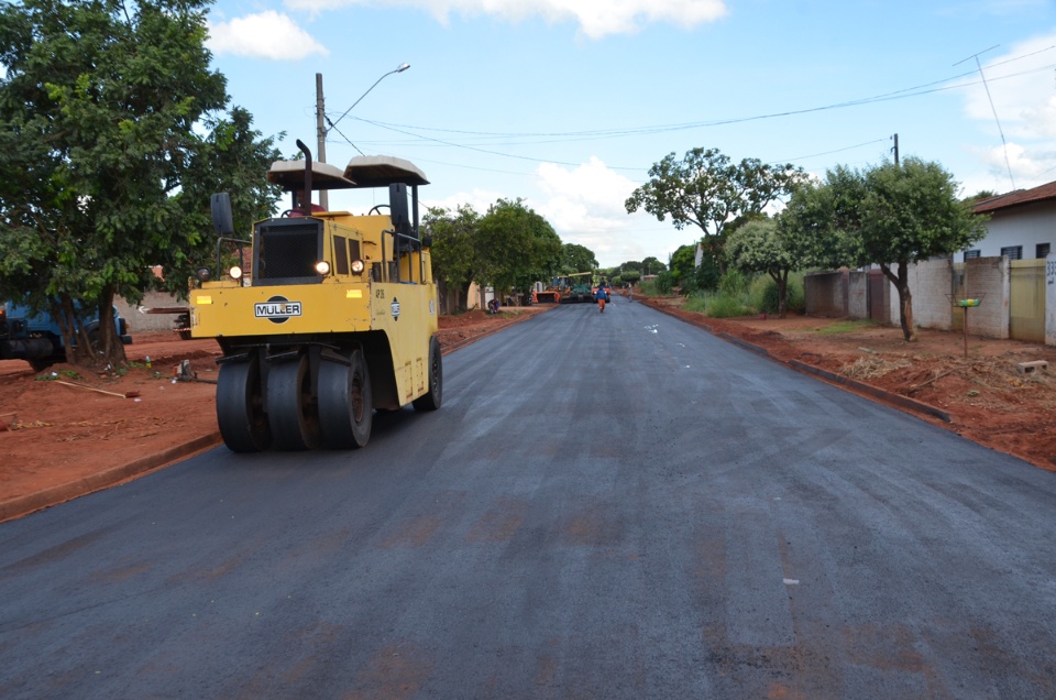 Ruas do Bairro Vila Alegre começam a receber asfalto após conclusão de obra de drenagem