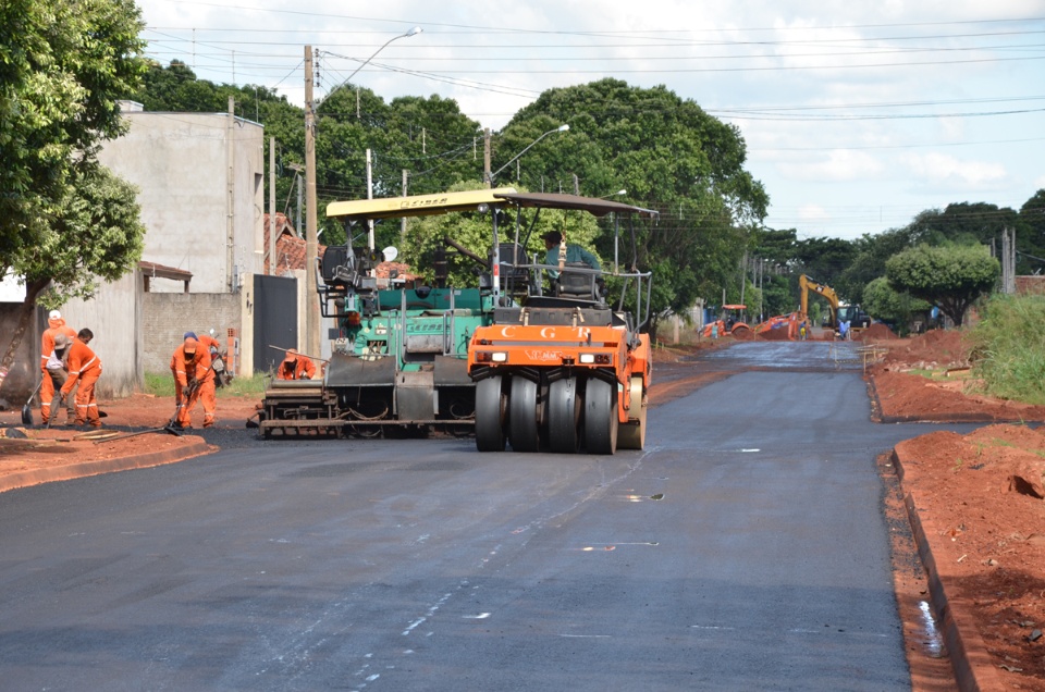 Ruas do Bairro Vila Alegre começam a receber asfalto após conclusão de obra de drenagem