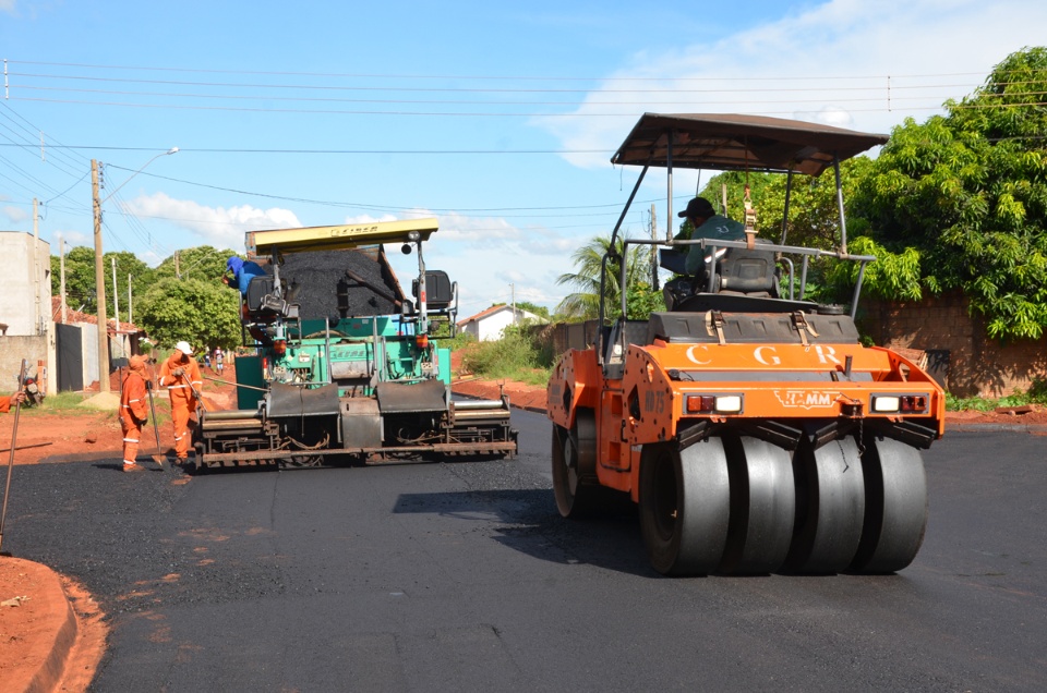 Ruas do Bairro Vila Alegre começam a receber asfalto após conclusão de obra de drenagem