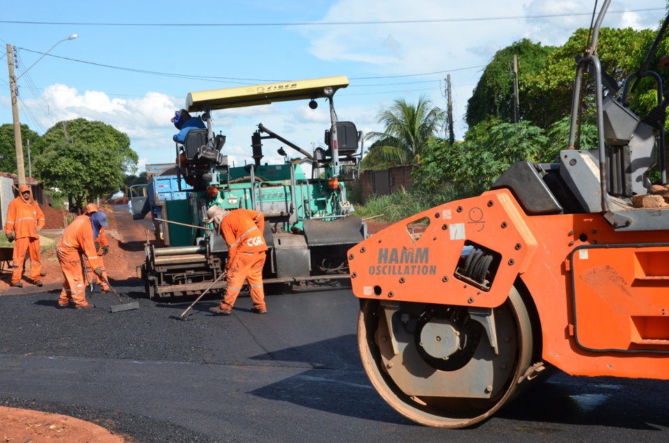 Ruas do Bairro Vila Alegre começam a receber asfalto após conclusão de obra de drenagem