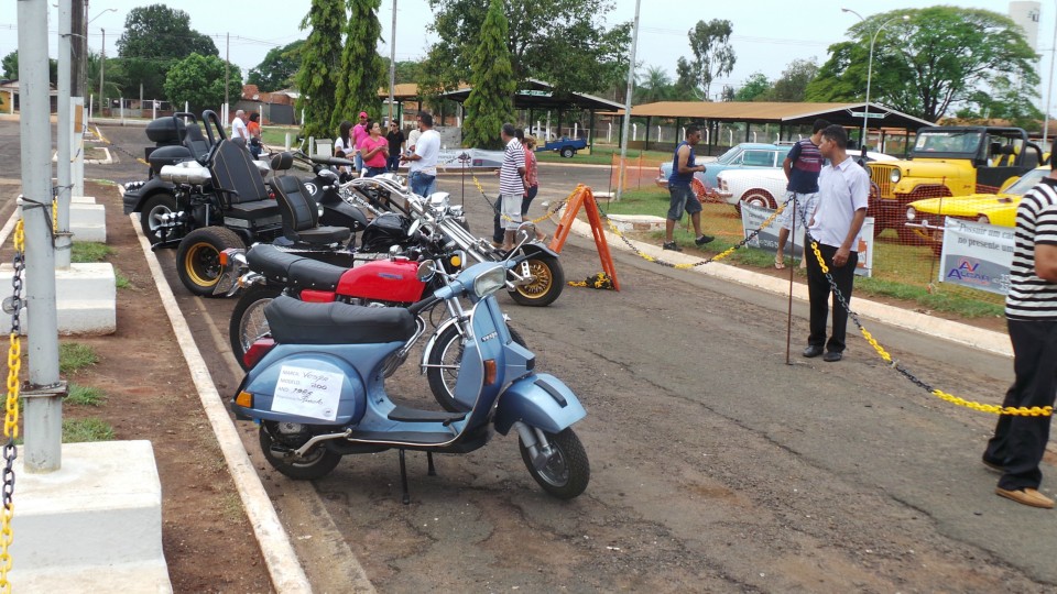 Feira de carros antigos atrai bom público ao Parque de Exposições Feira de carros antigos atrai bom público ao Parque de Exposições
