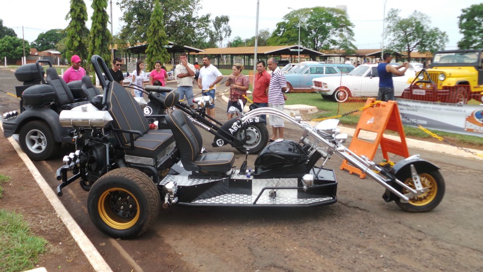 Feira de carros antigos atrai bom público ao Parque de Exposições Feira de carros antigos atrai bom público ao Parque de Exposições