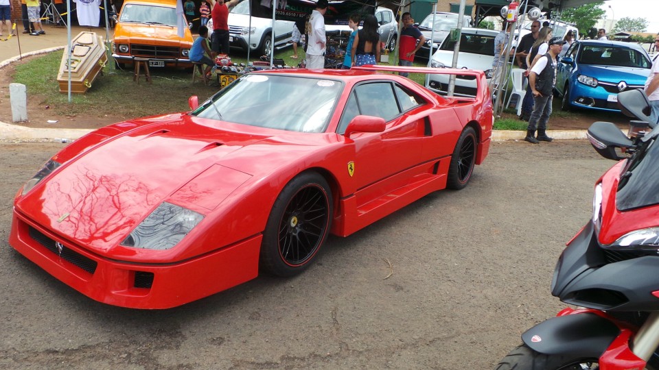 Feira de carros antigos atrai bom público ao Parque de Exposições Feira de carros antigos atrai bom público ao Parque de Exposições