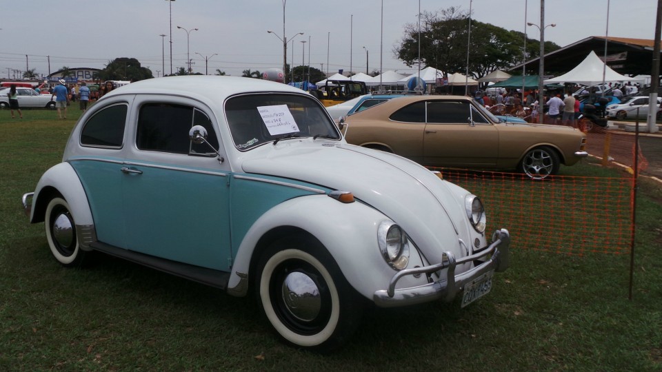 Feira de carros antigos atrai bom público ao Parque de Exposições Feira de carros antigos atrai bom público ao Parque de Exposições