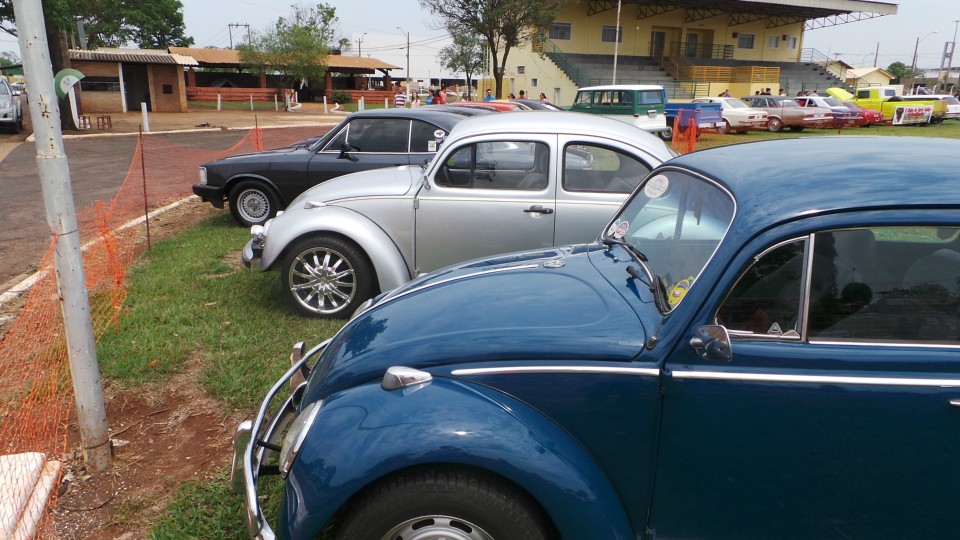 Feira de carros antigos atrai bom público ao Parque de Exposições Feira de carros antigos atrai bom público ao Parque de Exposições