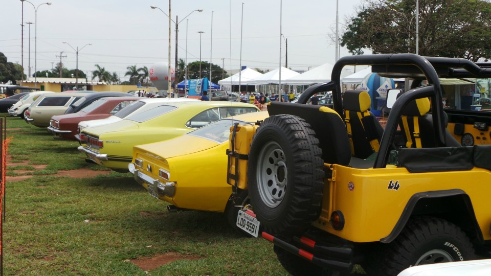 Feira de carros antigos atrai bom público ao Parque de Exposições Feira de carros antigos atrai bom público ao Parque de Exposições
