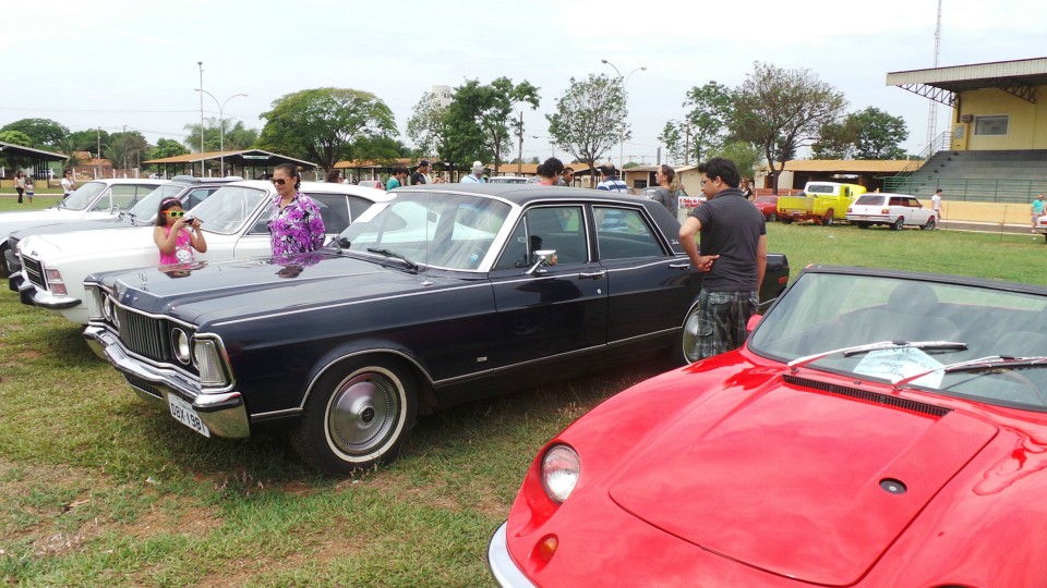 Feira de carros antigos atrai bom público ao Parque de Exposições Feira de carros antigos atrai bom público ao Parque de Exposições