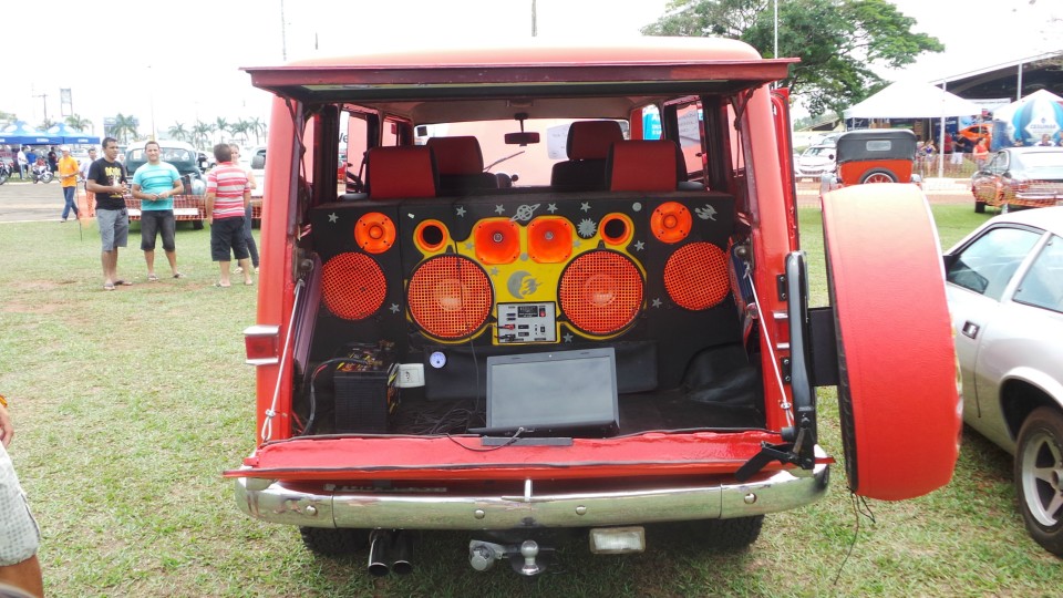 Feira de carros antigos atrai bom público ao Parque de Exposições Feira de carros antigos atrai bom público ao Parque de Exposições