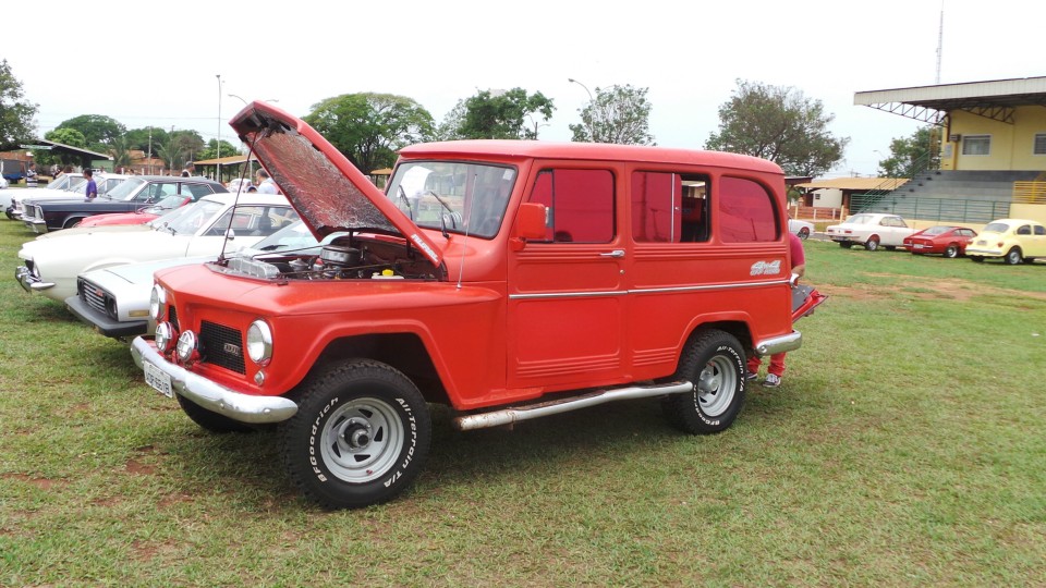 Feira de carros antigos atrai bom público ao Parque de Exposições Feira de carros antigos atrai bom público ao Parque de Exposições