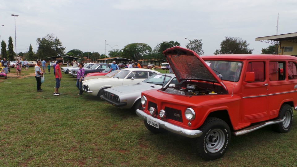 Feira de carros antigos atrai bom público ao Parque de Exposições Feira de carros antigos atrai bom público ao Parque de Exposições