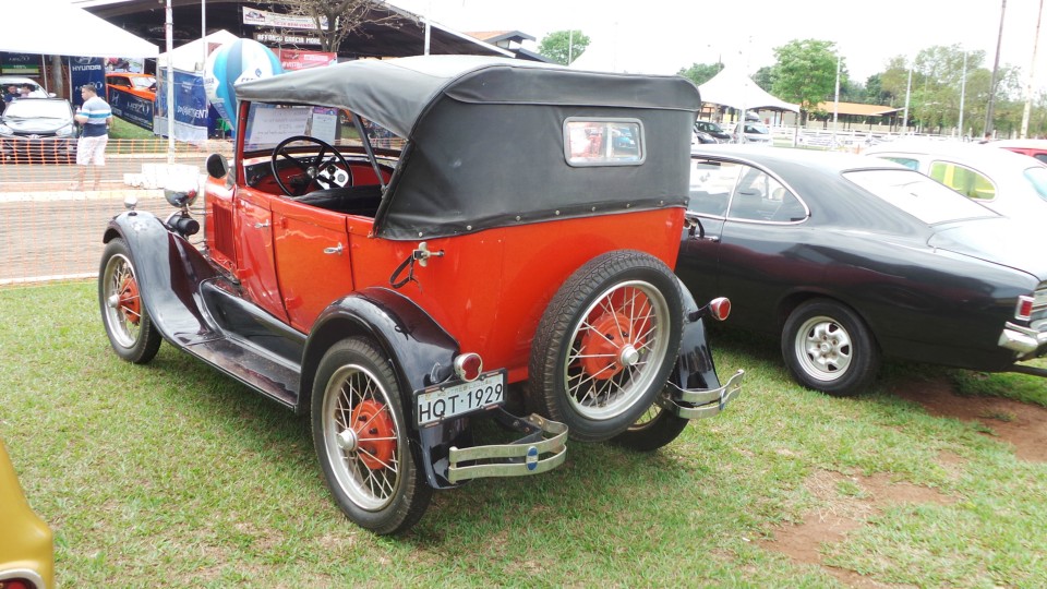 Feira de carros antigos atrai bom público ao Parque de Exposições Feira de carros antigos atrai bom público ao Parque de Exposições