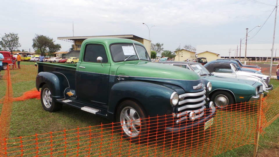 Feira de carros antigos atrai bom público ao Parque de Exposições Feira de carros antigos atrai bom público ao Parque de Exposições