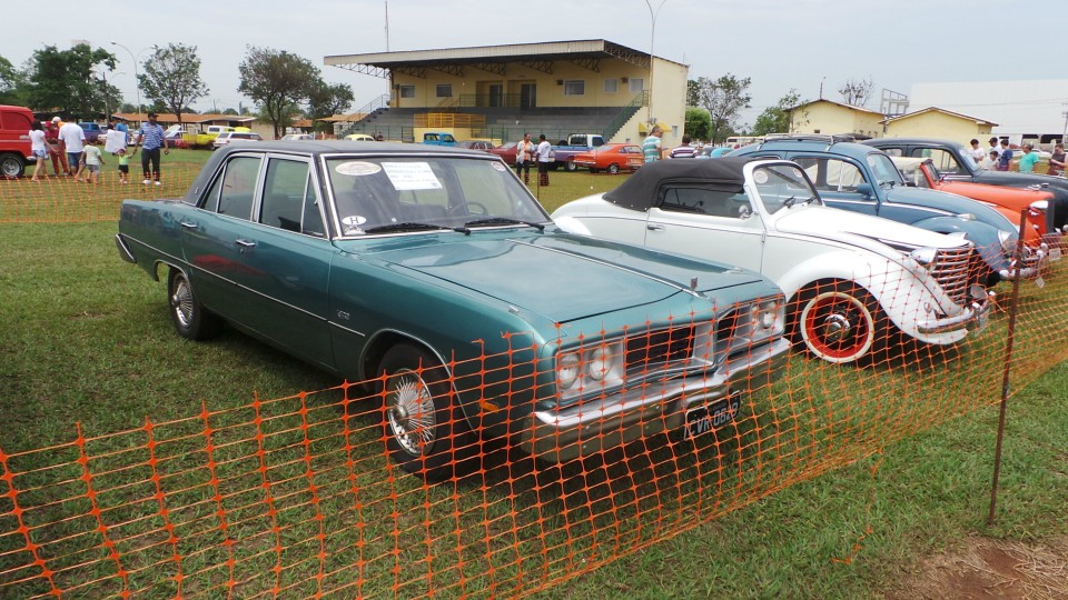 Feira de carros antigos atrai bom público ao Parque de Exposições Feira de carros antigos atrai bom público ao Parque de Exposições