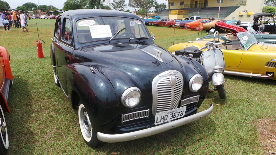 Feira de carros antigos atrai bom público ao Parque de Exposições Feira de carros antigos atrai bom público ao Parque de Exposições