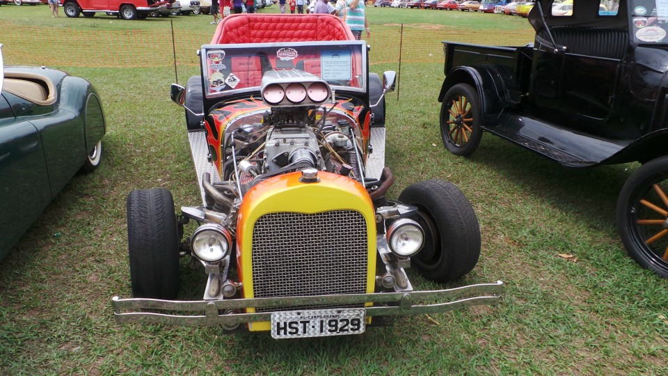 Feira de carros antigos atrai bom público ao Parque de Exposições Feira de carros antigos atrai bom público ao Parque de Exposições