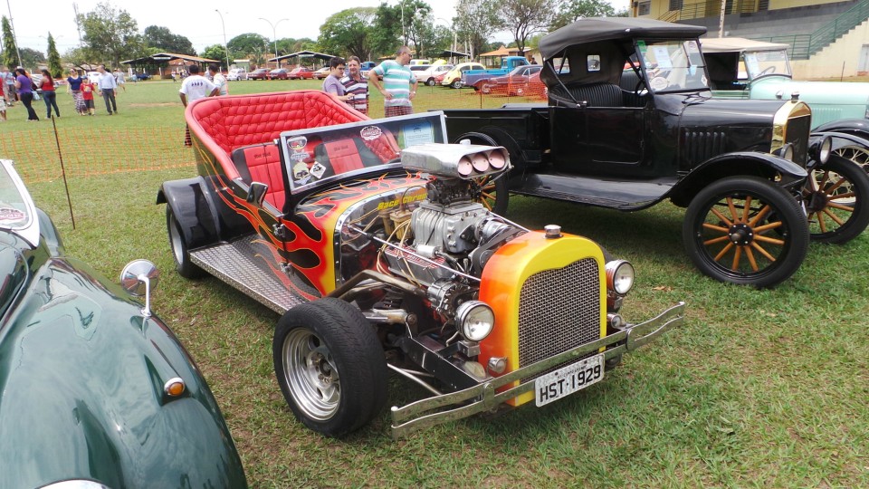 Feira de carros antigos atrai bom público ao Parque de Exposições Feira de carros antigos atrai bom público ao Parque de Exposições