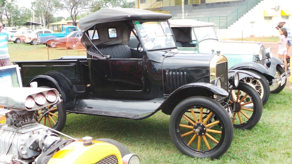 Feira de carros antigos atrai bom público ao Parque de Exposições Feira de carros antigos atrai bom público ao Parque de Exposições