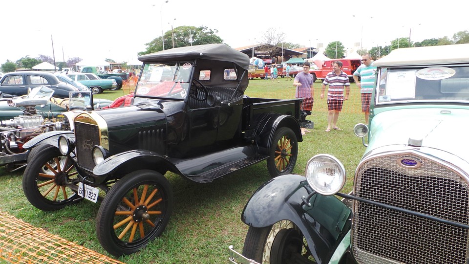 Feira de carros antigos atrai bom público ao Parque de Exposições Feira de carros antigos atrai bom público ao Parque de Exposições