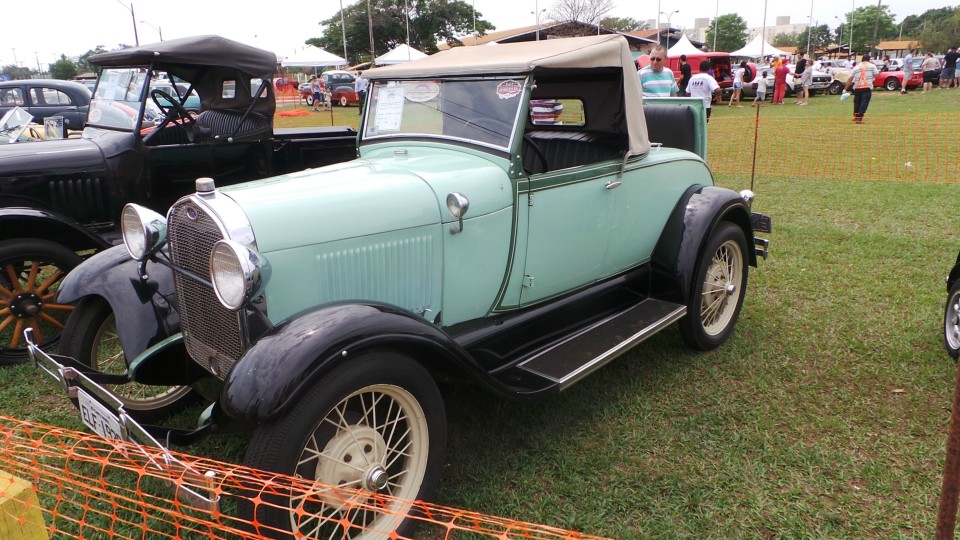 Feira de carros antigos atrai bom público ao Parque de Exposições Feira de carros antigos atrai bom público ao Parque de Exposições
