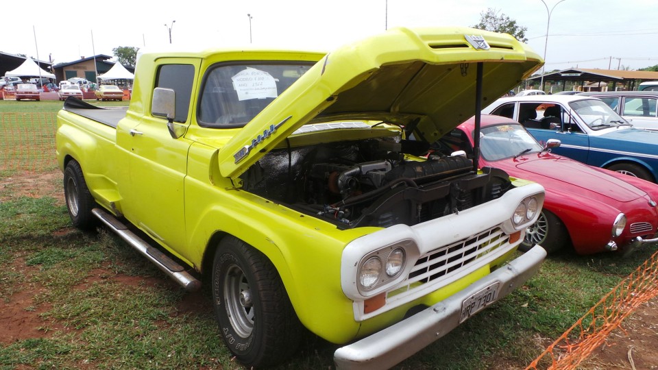 Feira de carros antigos atrai bom público ao Parque de Exposições Feira de carros antigos atrai bom público ao Parque de Exposições