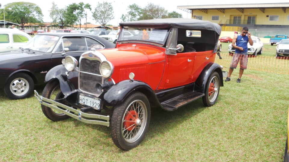 Feira de carros antigos atrai bom público ao Parque de Exposições Feira de carros antigos atrai bom público ao Parque de Exposições