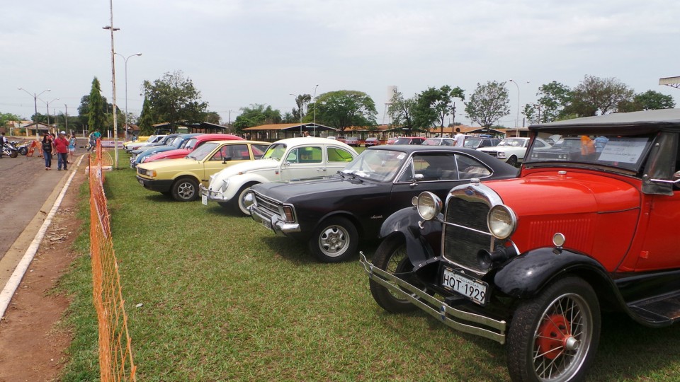 Feira de carros antigos atrai bom público ao Parque de Exposições Feira de carros antigos atrai bom público ao Parque de Exposições