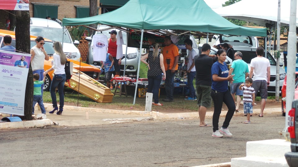 Feira de carros antigos atrai bom público ao Parque de Exposições Feira de carros antigos atrai bom público ao Parque de Exposições