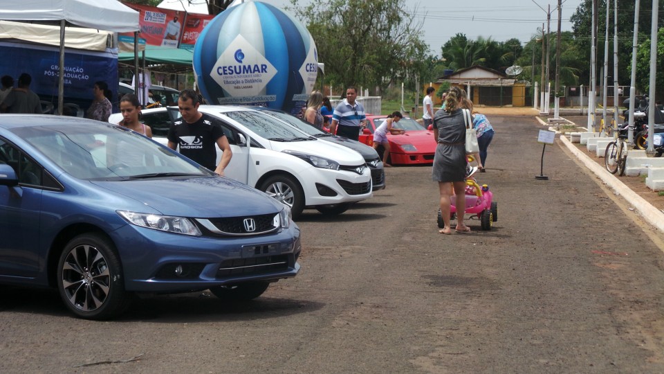Feira de carros antigos atrai bom público ao Parque de Exposições Feira de carros antigos atrai bom público ao Parque de Exposições