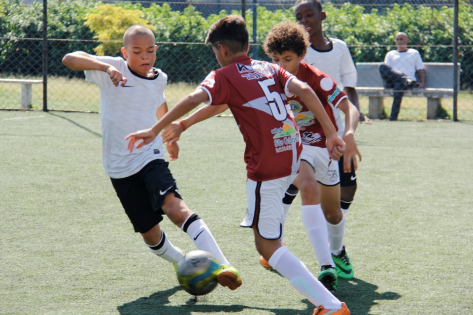Meninos de projeto de Três Lagoas vivem sonho de jogar contra o Corinthians e Ponte Preta Meninos de projeto de Três Lagoas vivem sonho de jogar contra o Corinthians e Ponte Preta