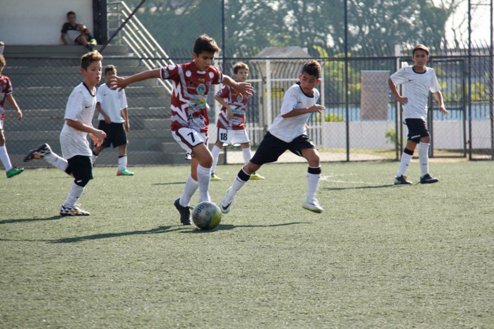Meninos de projeto de Três Lagoas vivem sonho de jogar contra o Corinthians e Ponte Preta Meninos de projeto de Três Lagoas vivem sonho de jogar contra o Corinthians e Ponte Preta