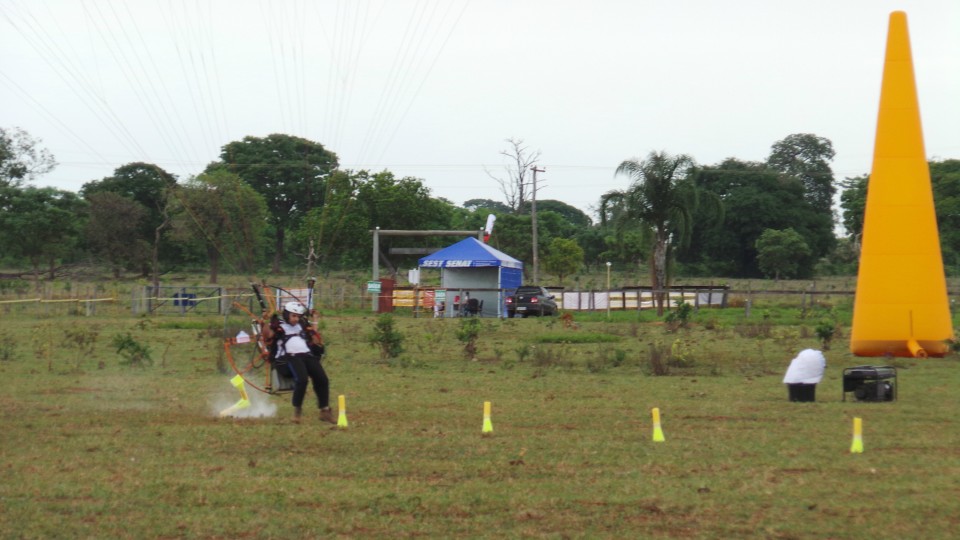 Pilotos de paramotor do Brasil e do mundo disputam Festival Aéreo em Três Lagoas