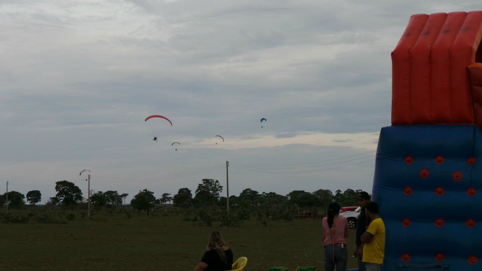 Pilotos de paramotor do Brasil e do mundo disputam Festival Aéreo em Três Lagoas