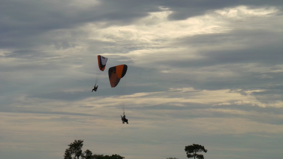 Pilotos de paramotor do Brasil e do mundo disputam Festival Aéreo em Três Lagoas