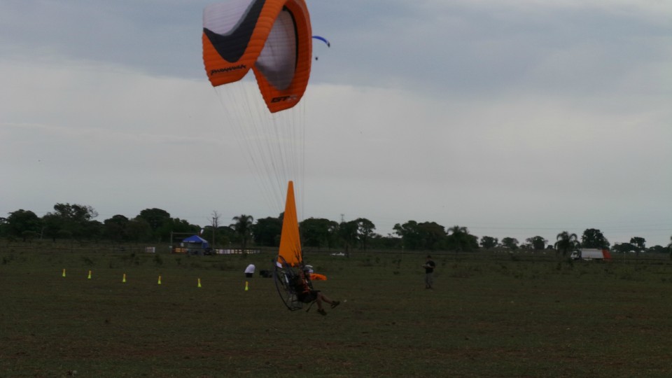 Pilotos de paramotor do Brasil e do mundo disputam Festival Aéreo em Três Lagoas