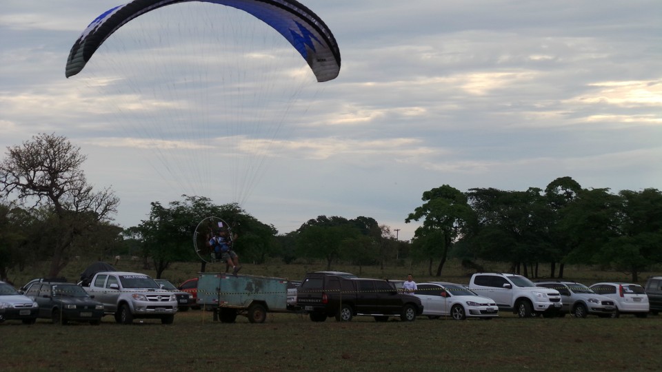 Pilotos de paramotor do Brasil e do mundo disputam Festival Aéreo em Três Lagoas