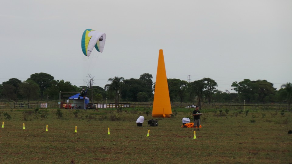 Pilotos de paramotor do Brasil e do mundo disputam Festival Aéreo em Três Lagoas