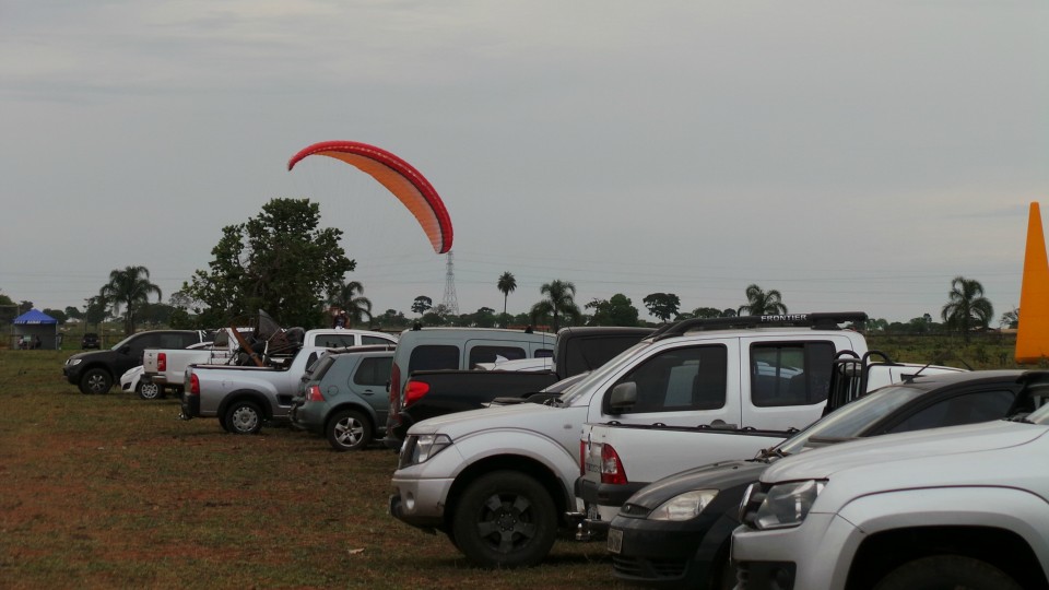 Pilotos de paramotor do Brasil e do mundo disputam Festival Aéreo em Três Lagoas