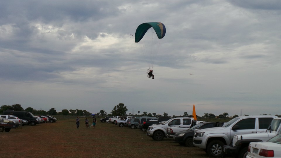 Pilotos de paramotor do Brasil e do mundo disputam Festival Aéreo em Três Lagoas