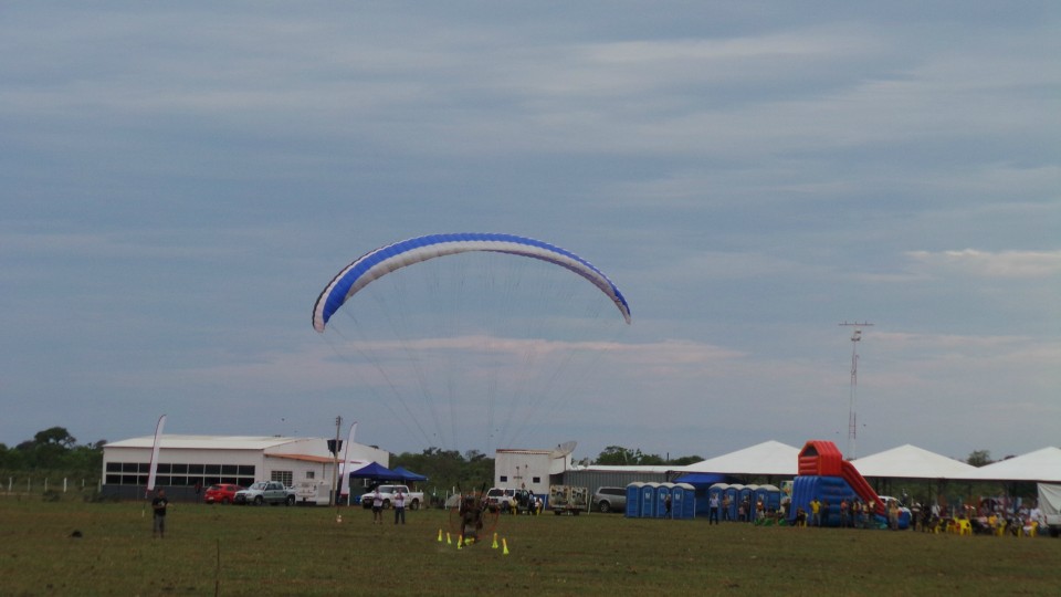 Pilotos de paramotor do Brasil e do mundo disputam Festival Aéreo em Três Lagoas